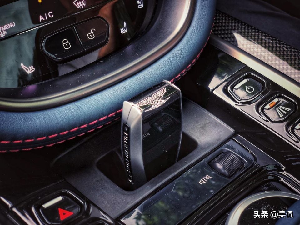 300万的阿斯顿马丁视频,阿斯顿马丁dbx2024款评测