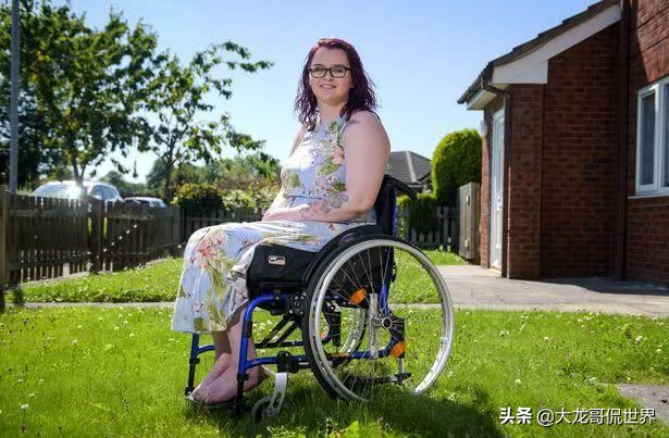 20岁女孩因意外导致双腿瘫痪,女子熬夜追剧的后果