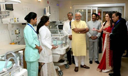 印度首富宠妻如宝：7次约会就求婚，盛宠35年，不孕5年也没嫌弃