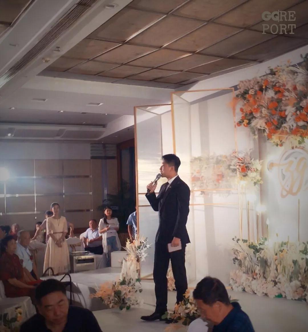 婚礼上恩爱美满的新人,也有不幸福的时刻。婚庆司仪出场费五位数!为你讲述新婚夫妻背后的秘密......