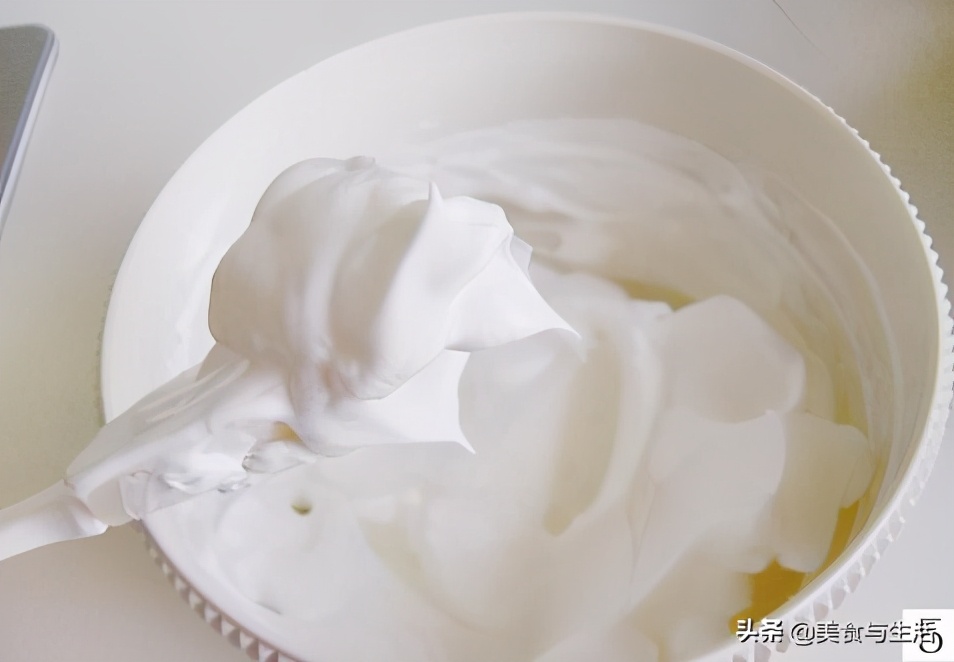 做法简单口感松软绵密的海绵蛋糕,不会融化的蛋糕简单又好吃又漂亮