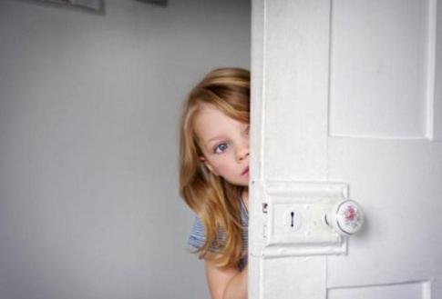 孩子太粘人一个多月不去上幼儿园，家长拿黏人的孩子该怎么办？