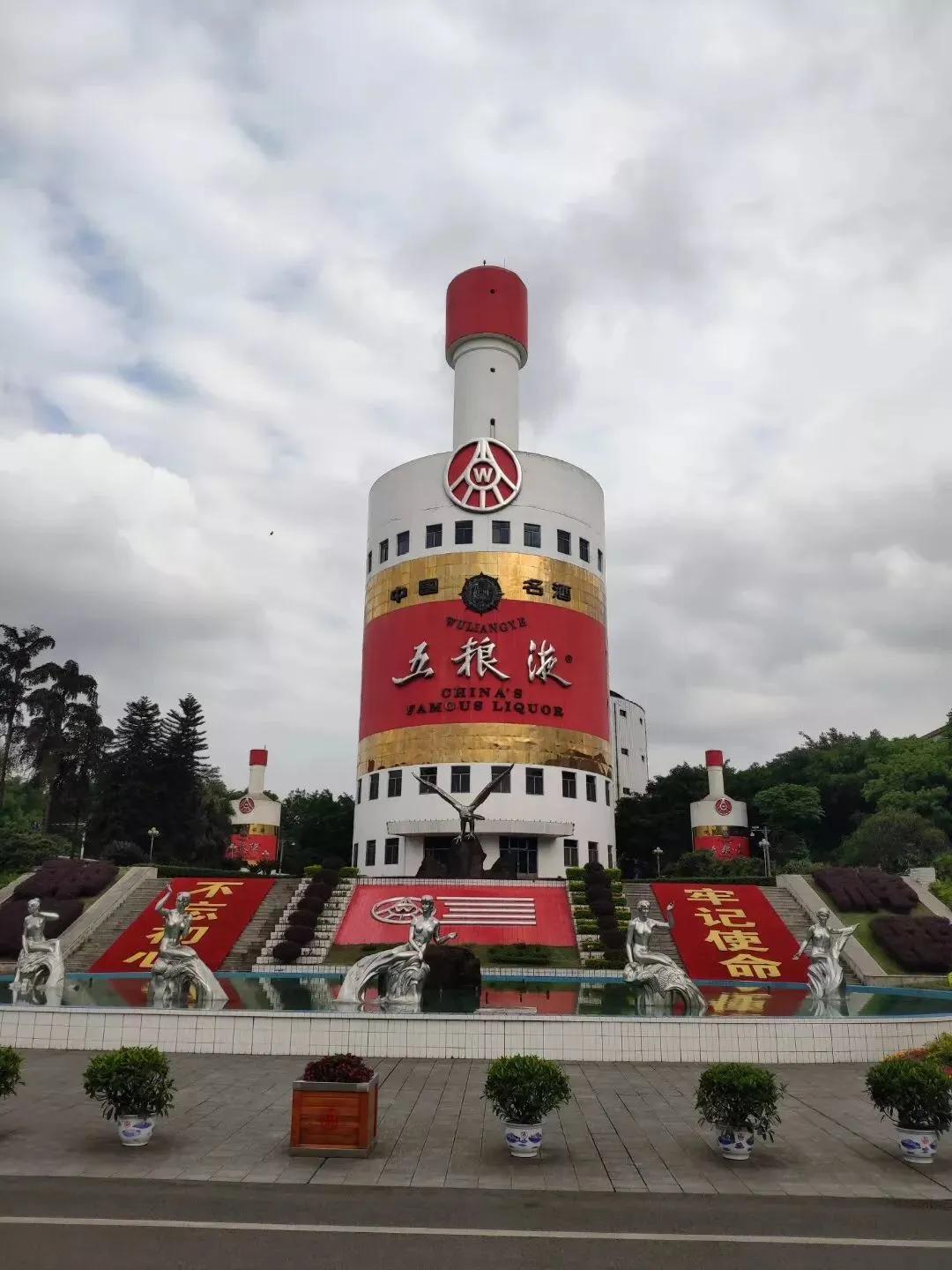 从荆州关公到贵州女神：中国建筑为啥越建越大、越建越土？