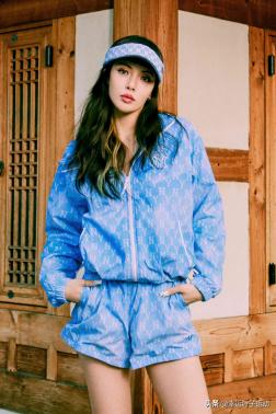 泫雅代言MLB 春夏MONOGRAM系列，也太好看了吧