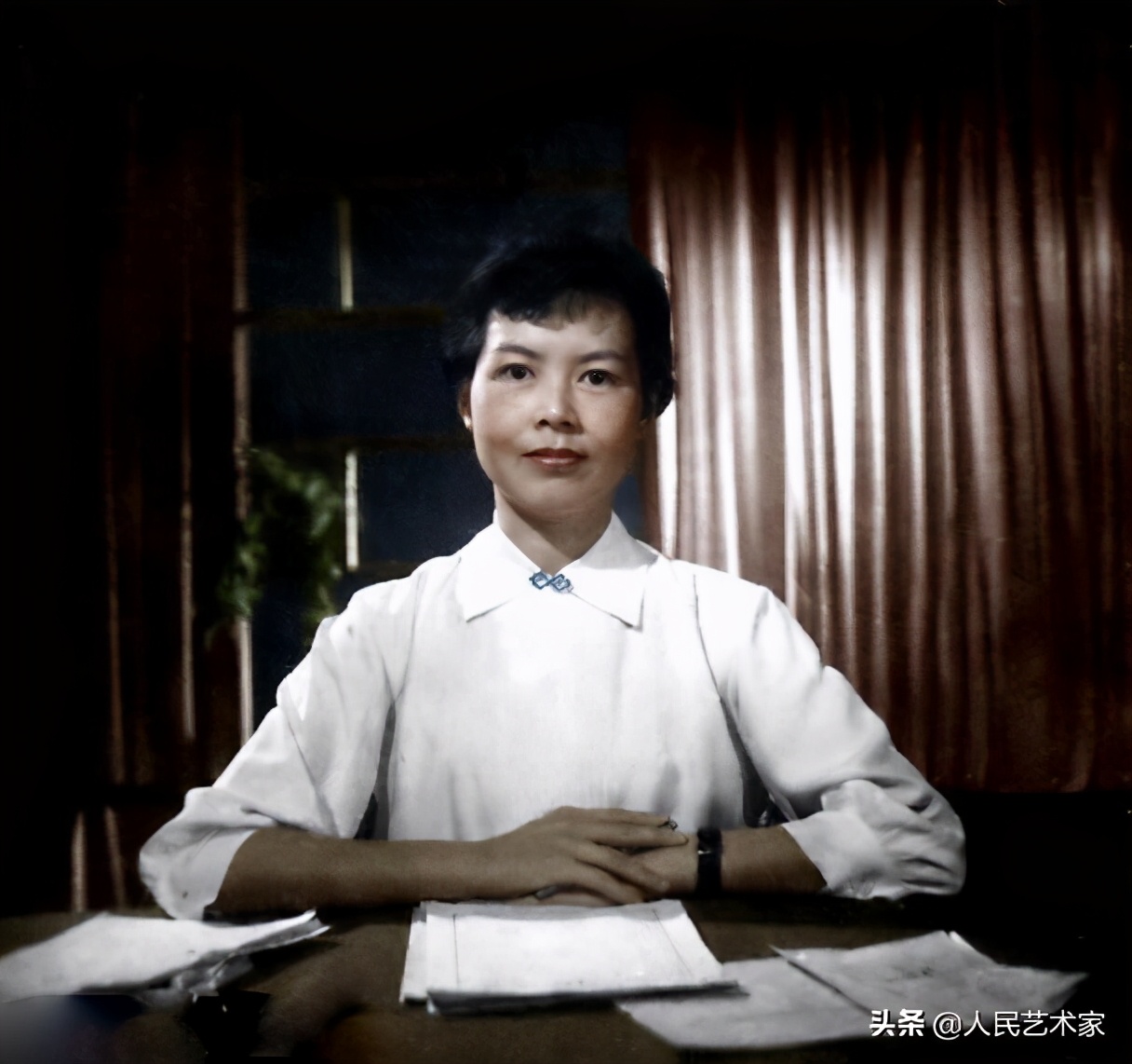 她是中国第一位电视播音员，师从开国大典播音员，发掘赵忠祥，指导敬一丹，是白岩松心中让央视变柔软的存在