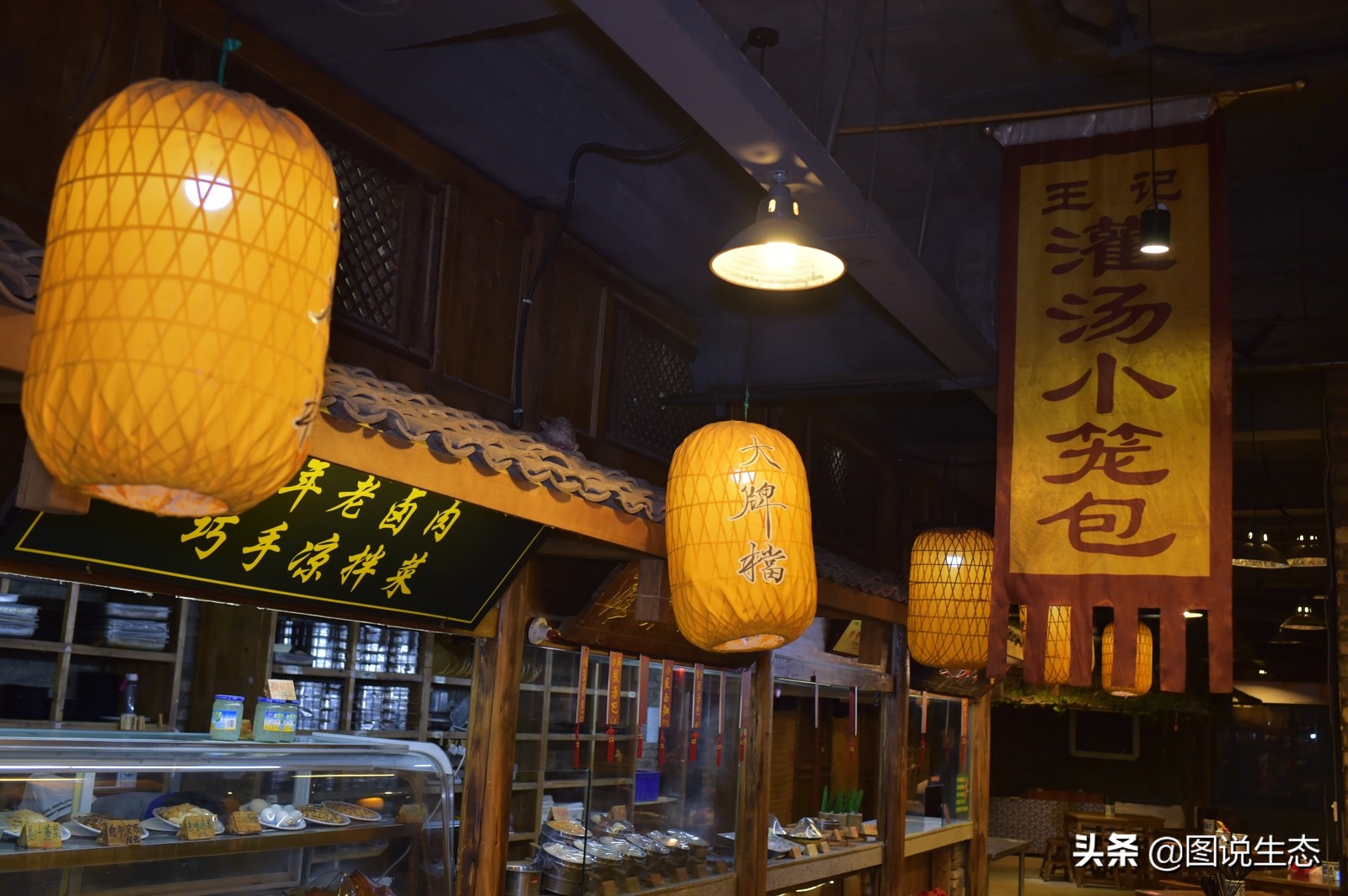 华灯初上，开封香飘夜空，叫卖声、欢笑声构成夜市版的清明上河图