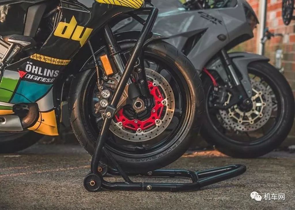 摩托车轮胎怎么看胎压够不够,摩托车轮胎胎压多大会爆胎