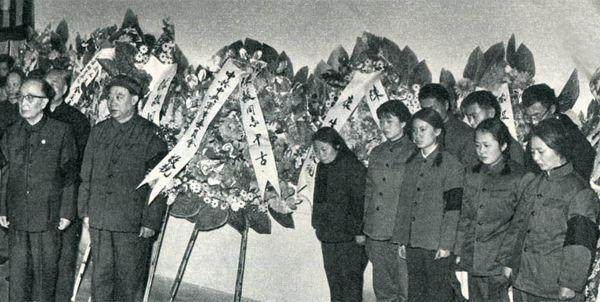 陈毅追悼会上，毛*东泽**看见一老汉所作挽联，托周恩来给他安排工作