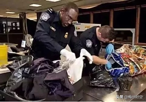 广东人办理港澳通行证要回当地办,广东人出国要办什么手续去哪办