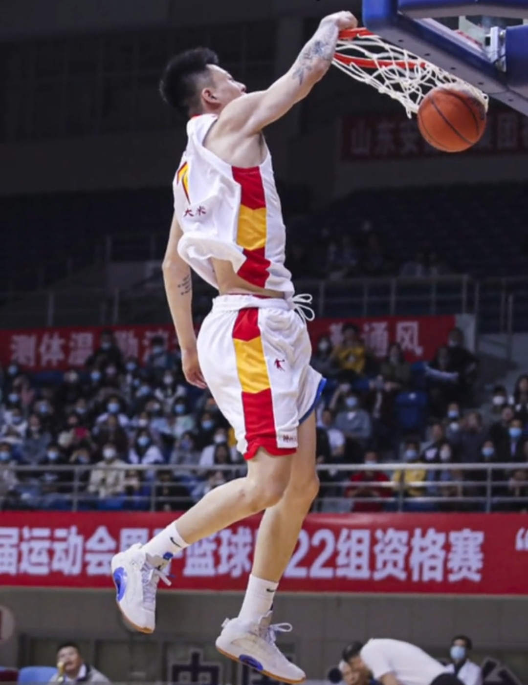 2023全明星胡明轩上脚球鞋,cba球员胡明轩上脚球鞋