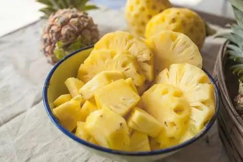 用盐水泡菠萝正确方法,今天吃菠萝用盐水泡什么意思