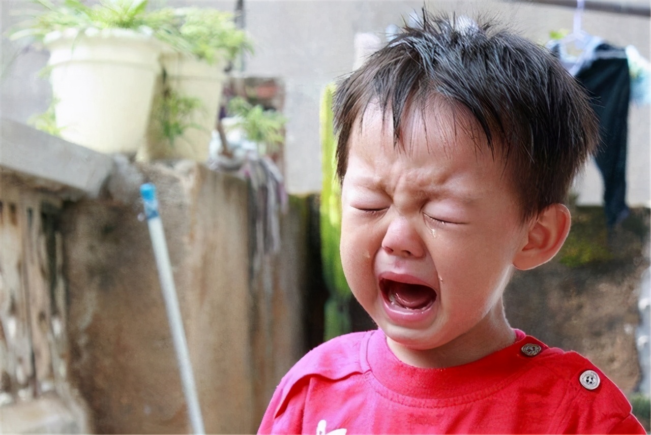 孩子在家玩扭扭车时被爸爸抢走,小孩扭扭车被抢