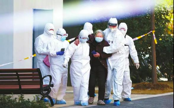 援鄂医疗队小姐姐拥抱铁骑,援鄂医疗队小姐姐表白警察