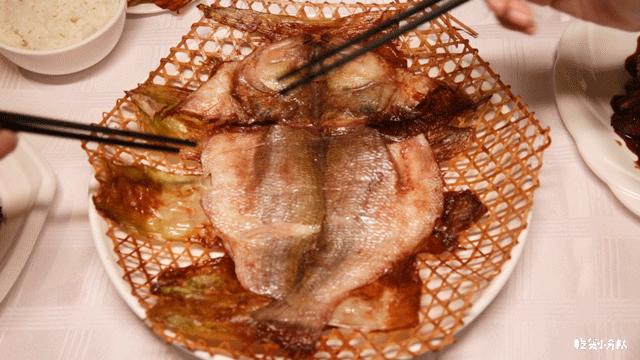 这店，客人提行李箱去吃