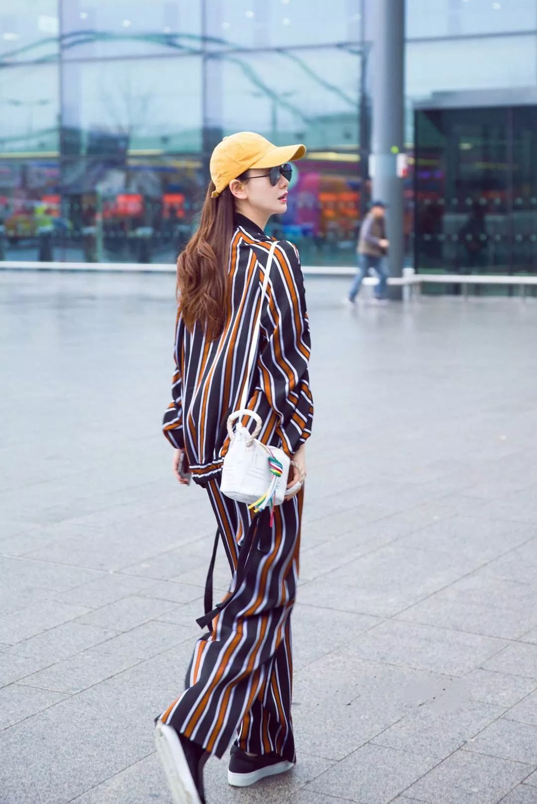 今年最火的流行裤子高腰阔腿裤,2020年流行阔腿裤还是窄腿裤