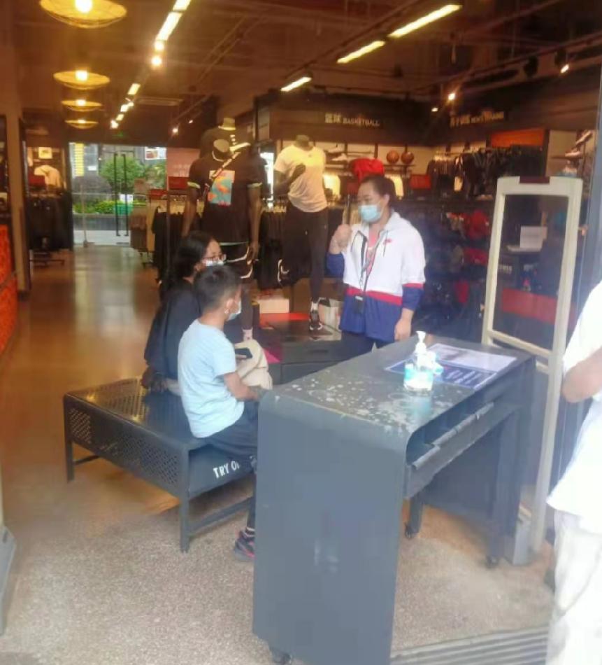 “从我们进去的那一刻，店员的眼神里就充满了歧视！”云南一耐克店疑似歧视农民工？耐克：已经处理涉事店员