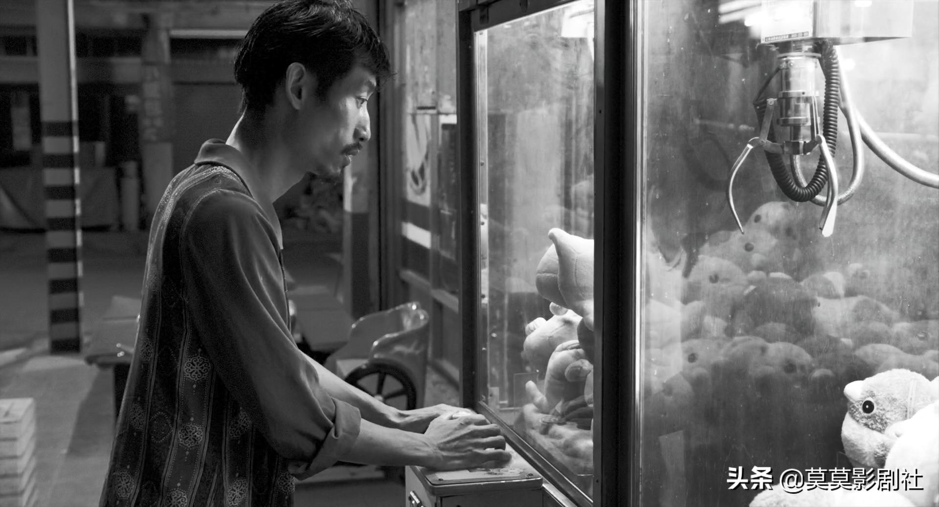 为何他眼睑低垂，是佛还是娼妓——《大佛普拉斯》的黑色幽默