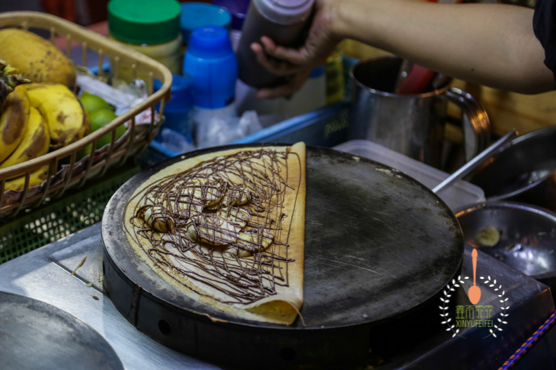 泰国大妈在卖米粉,泰国大妈街头卖椰子