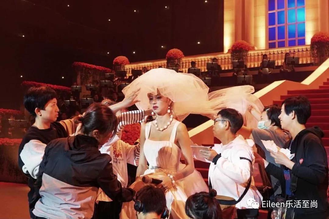 强捧成天后？未婚带女的她究竟如何成为大女主？