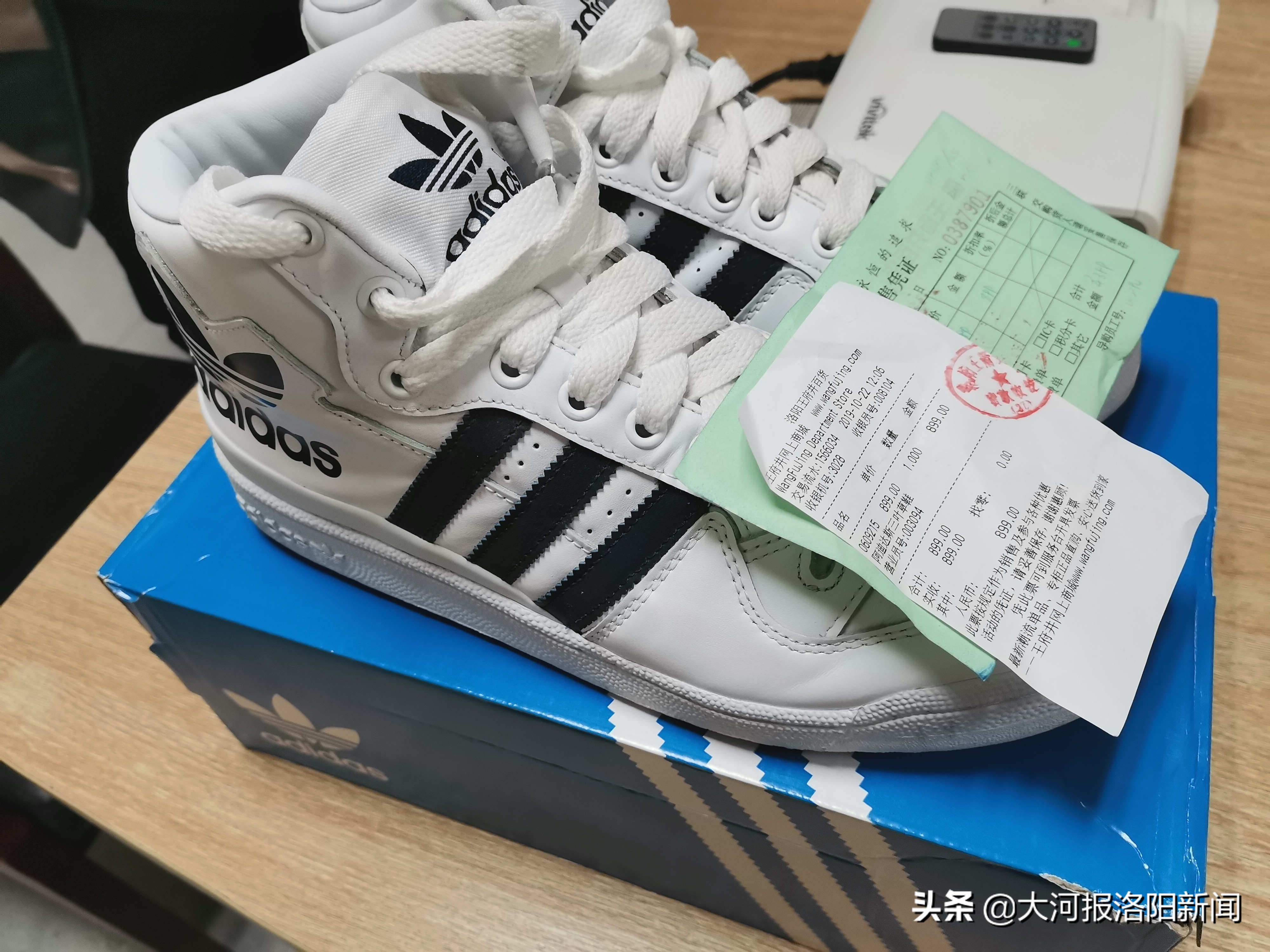 阿迪达斯男生运动鞋断码清仓处理,阿迪达斯三道杠维权