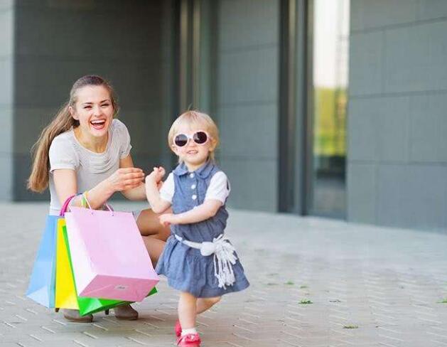 奶爸流水线式带三胞胎女儿,安徽奶爸带三胞胎
