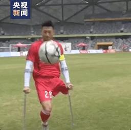 足球场上单腿飞奔射门的他,足球场上超精彩射门瞬间