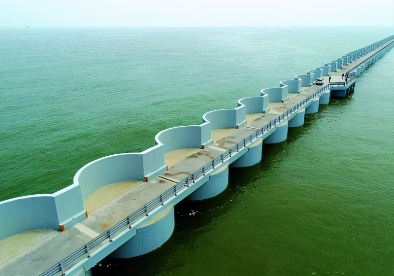 长8公里，能填平32座小山，为何费力修建的“小岛”却堆满石块？