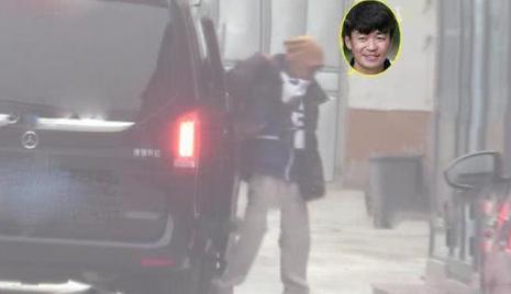 马蓉现身机场打扮如同一线女明星,马蓉蓝色礼服走红毯