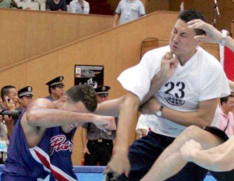 中国男篮四大外线朱芳雨,最血性的中国男篮朱芳雨一战封神