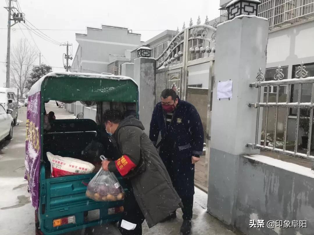 记者拍下了风雪中的防疫人，向你们致敬