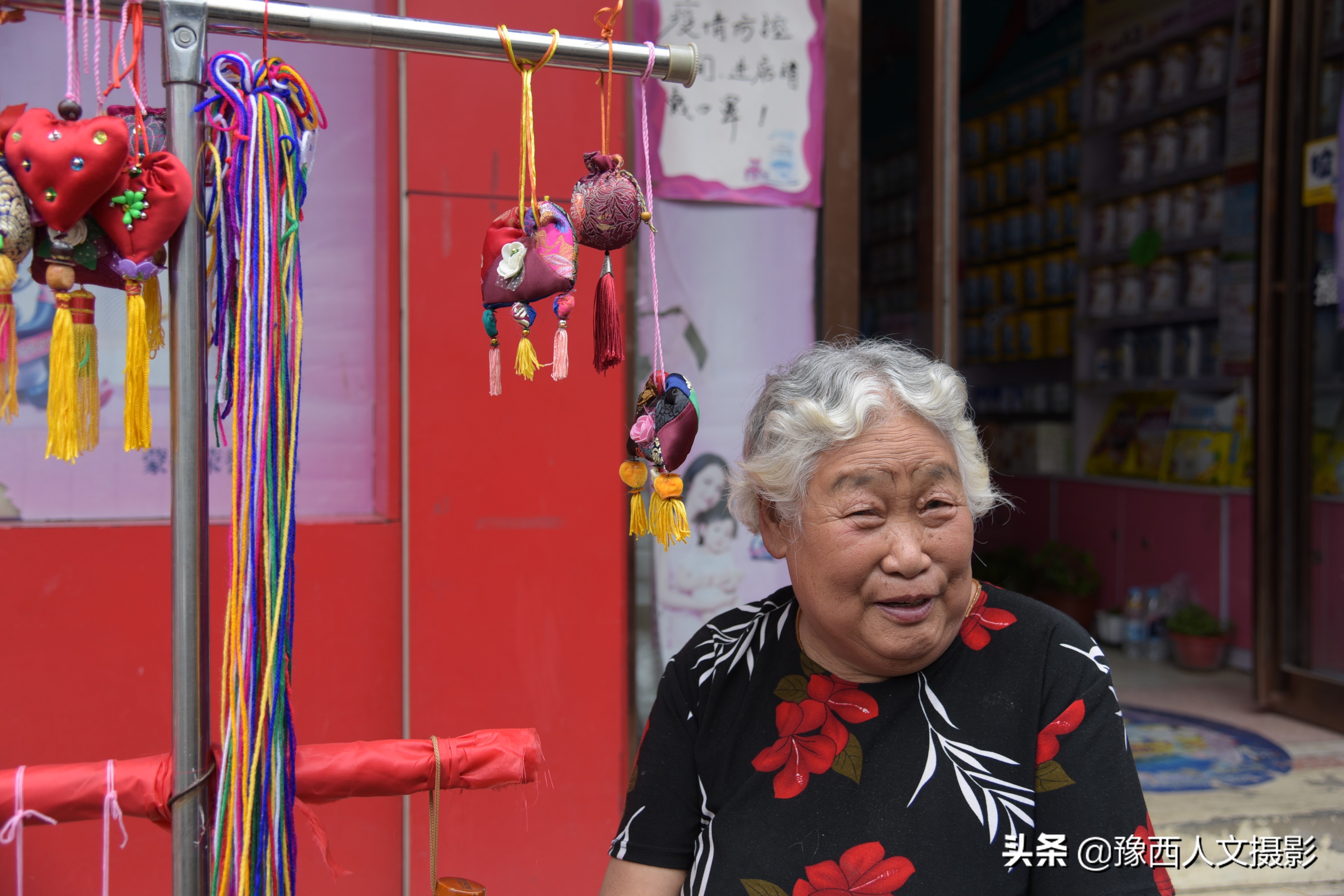 山乡大娘打手灯做缝纫，12块布头缝制传统香包，一年卖不够800元