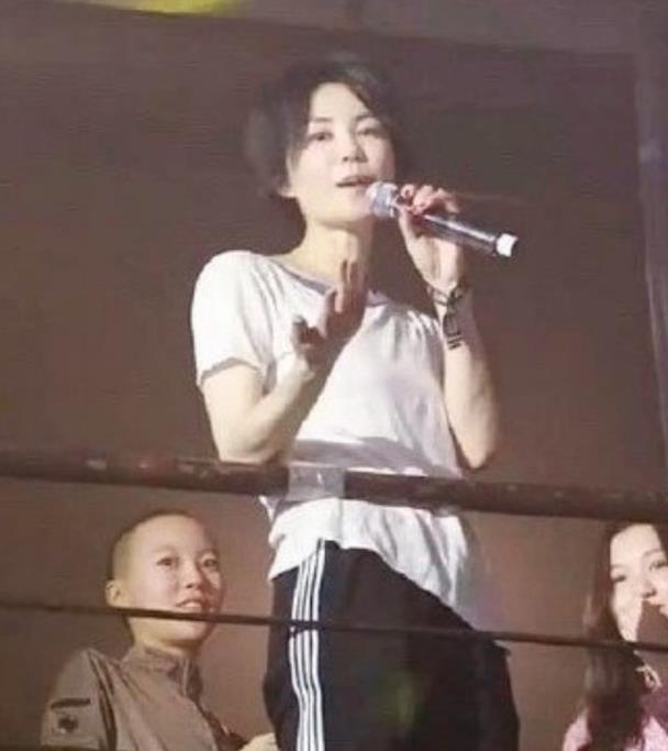 走在时髦前列的情歌天后，如今时尚圈流行的都是她玩剩下的？