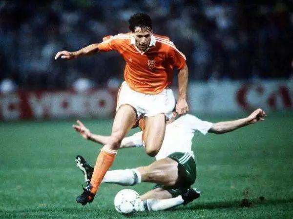 足坛最伟大的9号,足坛历史封神榜范巴斯滕