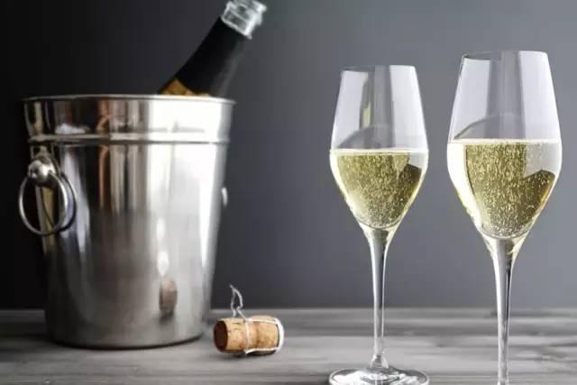 40秒学会葡萄酒的做法,怎样挑葡萄酒杯