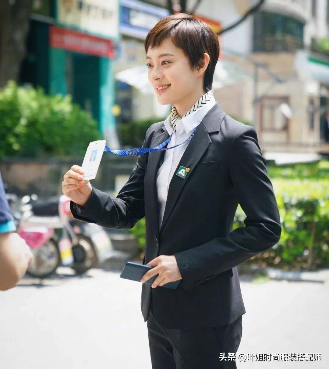 丝巾新花样美出高级感丝巾搭配,怎样选最好质量的丝巾好看又洋气