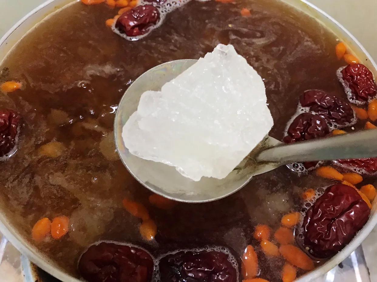 银耳羹怎么熬制好喝又营养,银耳桃胶皂角米银耳羹