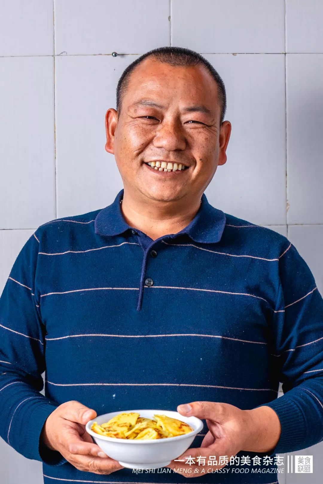 大叔自创鸡蛋饼从2元卖到10元,小伙摆摊卖了3年鸡蛋饼