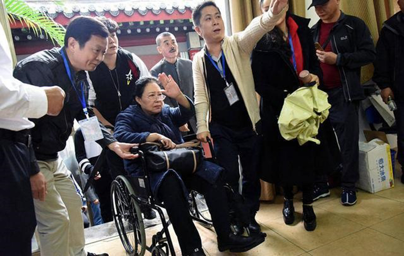 她是《归心似箭》玉贞，《骆驼祥子》虎妞，情路坎坷，常轮椅现身