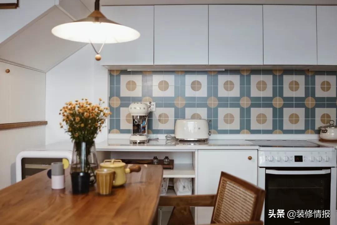 她买下32㎡上海老旧学区房,为女儿打造小桃园还有20㎡舒适大庭院