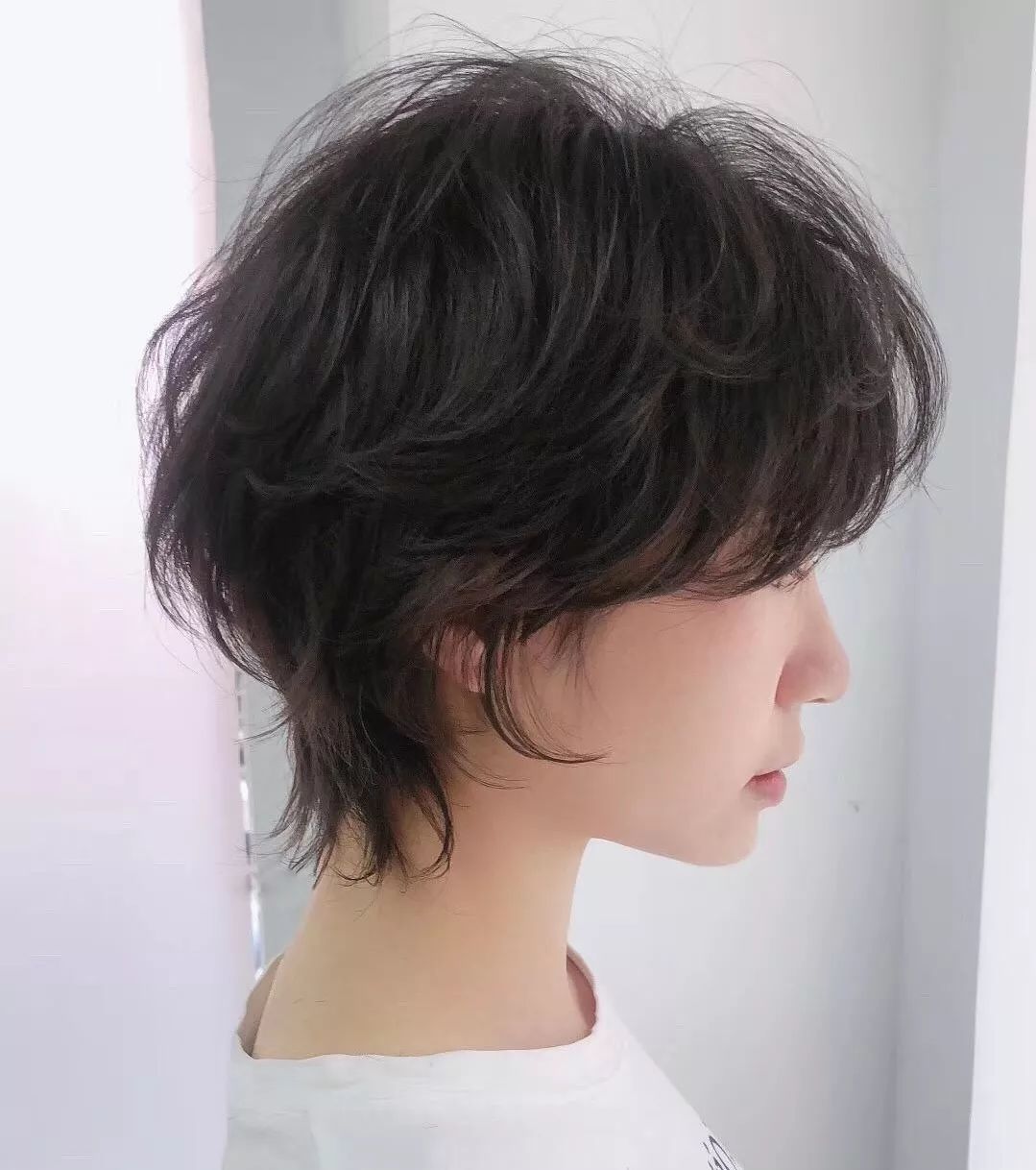 燕尾个性有型的短发,女士短发燕尾造型色彩搭配