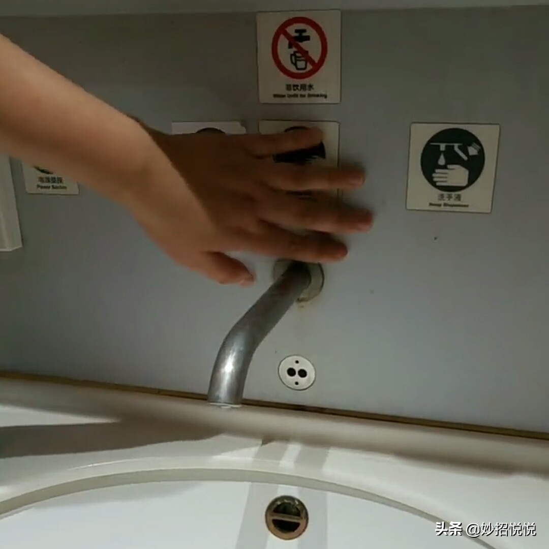高铁的洗手水怎么开,高铁上面洗手水怎么放出来的