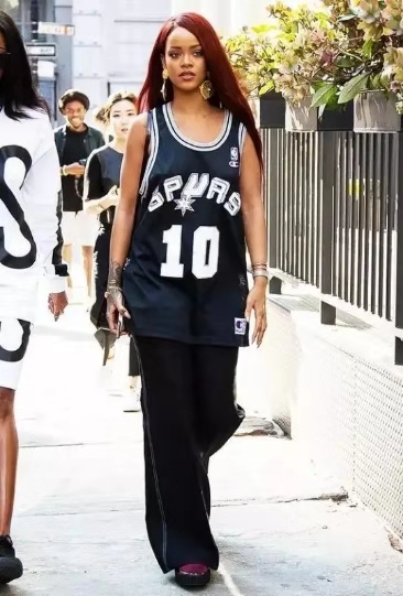 足球衣怎么穿更时尚一点,活力款衣服