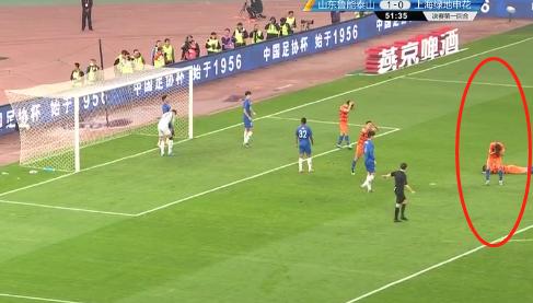 佩莱看跪了!鲁能26岁前锋身前2米无人防守一脚射门踢出界外