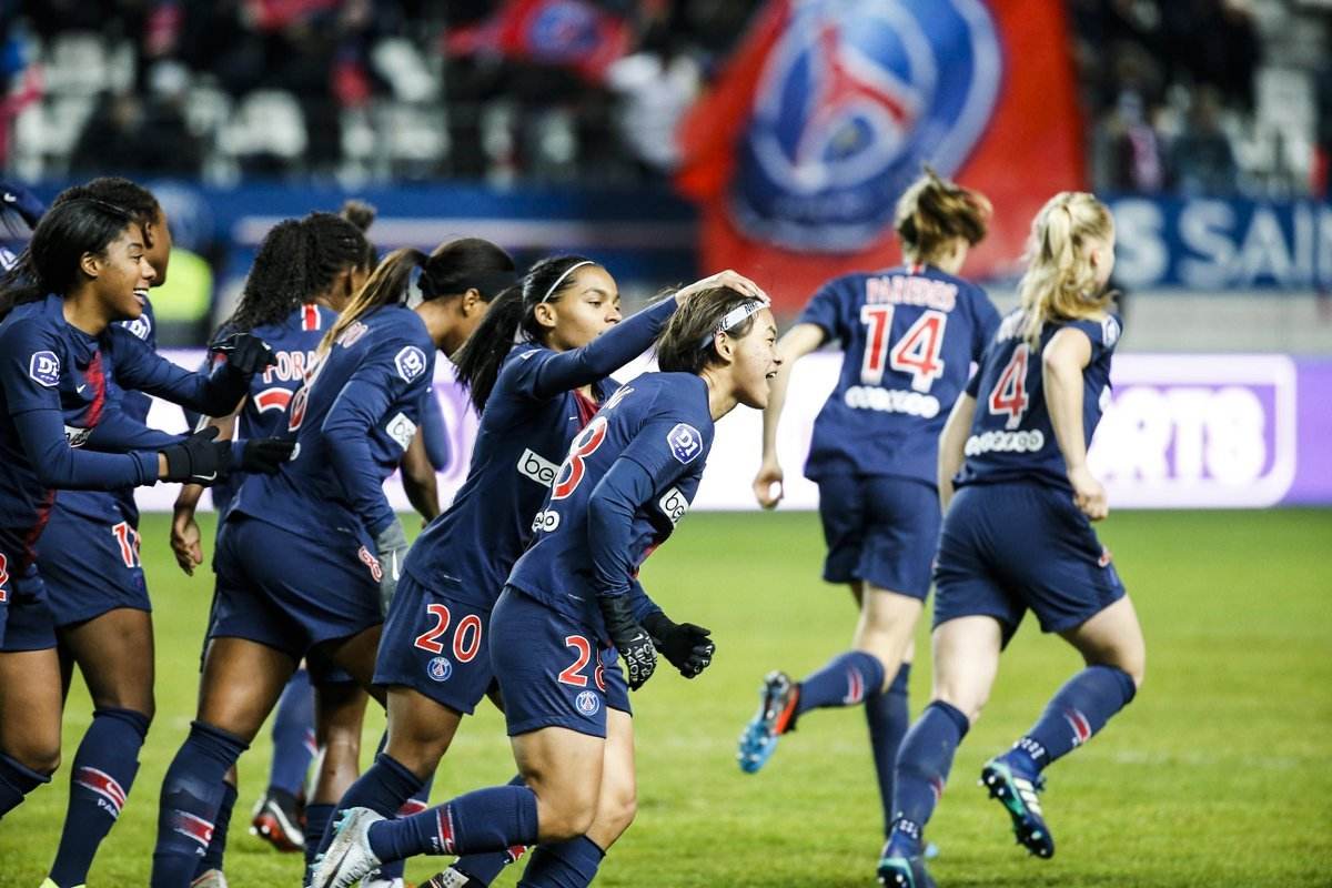 女球员疑似被袭胸！主帅上前搂着腰安慰，他的手有点不规矩