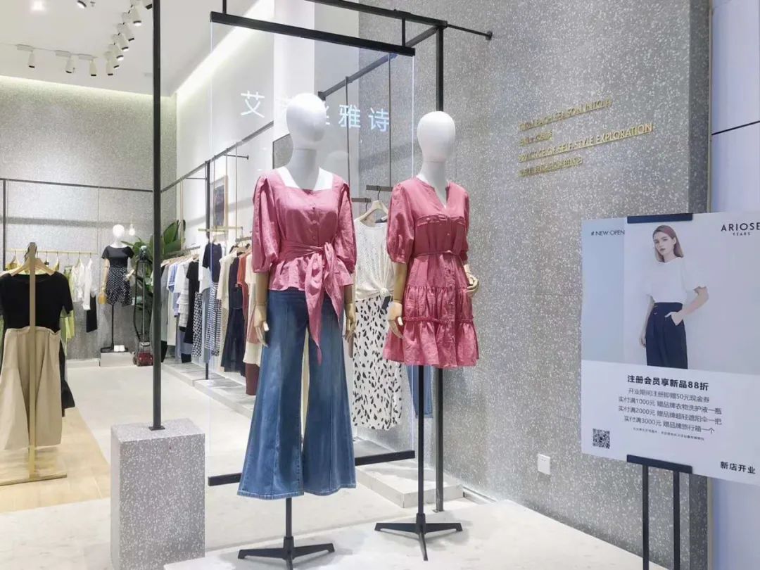 谁说服装店不行了？这个低调的女装却悄悄地开了1200多家店