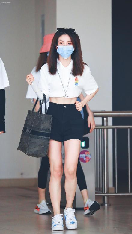 乃万今天私服照,乃万机场露脐装