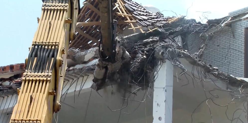 对于拆迁安置补偿不满,敲墙审批后再出问题怎么办