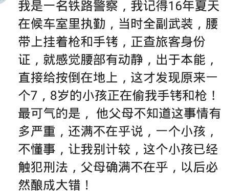 一家人晚上去抓小龙虾吃,跟儿子吃烧烤龙虾