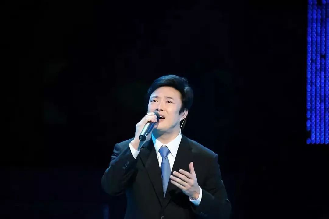 64岁费玉清告别歌坛，现场泪奔，万望珍重