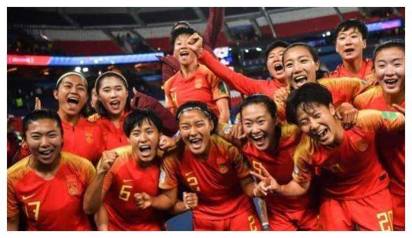 中国女足3-2逆转韩国球迷欢呼,中国女足2:8负荷兰夺亚洲杯冠军